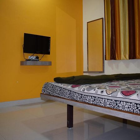 Vrundavan Hotel And Lodging Akalkot Экстерьер фото